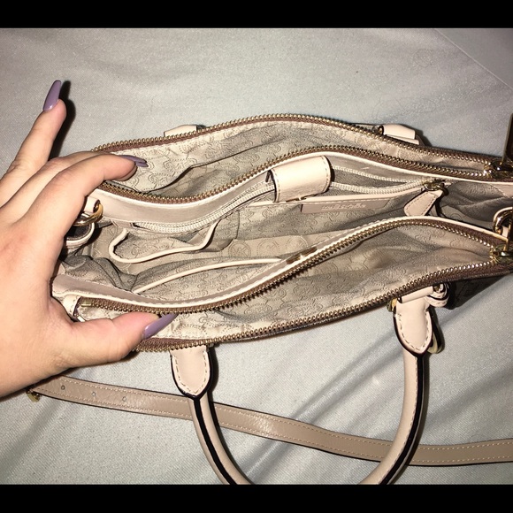 Michale Kors Handbag with matching clutch - Picture 4 of 7